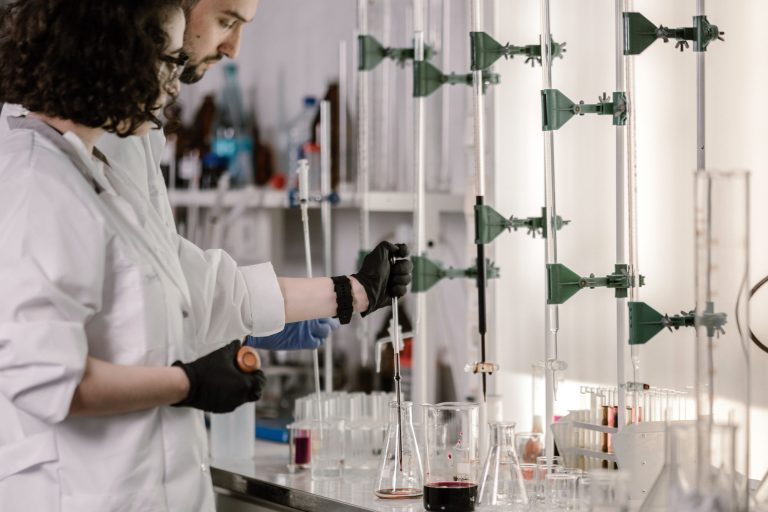 FIU REÚNE A JÓVENES INVESTIGADORES PARA PRESENTAR PROYECTOS SOBRE MEDICINA E INNOVACIÓN.