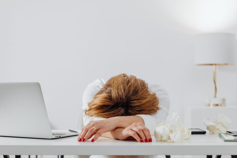 EL AGOTAMIENTO SE EXTIENDE ENTRE LOS ADULTOS EN EE. UU.: ESTO REVELA UN NUEVO INFORME DEL CDC