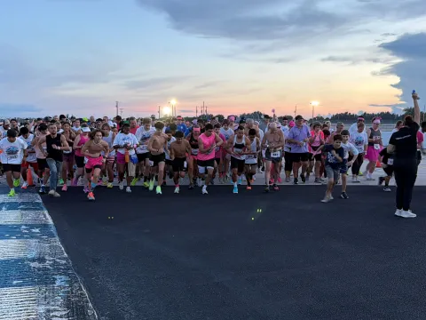 MÁS DE 500 PERSONAS PARTICIPAN EN UNA CAMINATA CONTRA EL CÁNCER DE MAMA EN FLORIDA