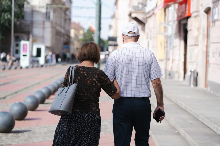 MEDICARE EN 2027: ADULTOS MAYORES ENFRENTARÁN CAMBIOS EN COSTOS, BENEFICIOS Y COBERTURA MÉDICA